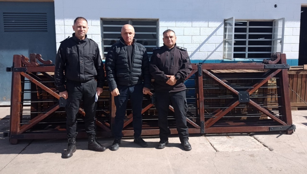 Internos de Unidad 19 restauraron tranqueras para el parque de Saavedra