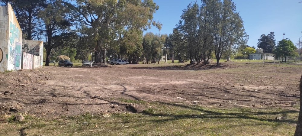 Juntos propuso hacer una cancha de arena donde se iba a construir la pileta climatizada