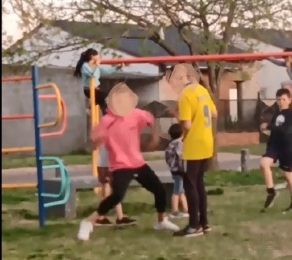 La policía actuó de oficio por un chico golpeado en una plaza