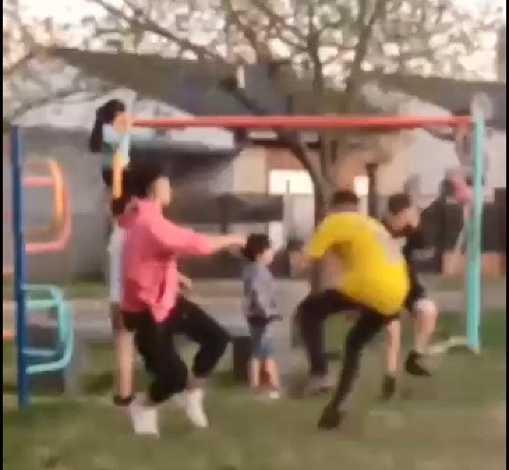 La policía actuó de oficio por un chico golpeado en una plaza