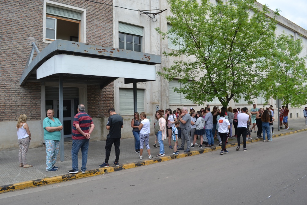 Un grupo de vecinos se manifestó en el colegio La Salle