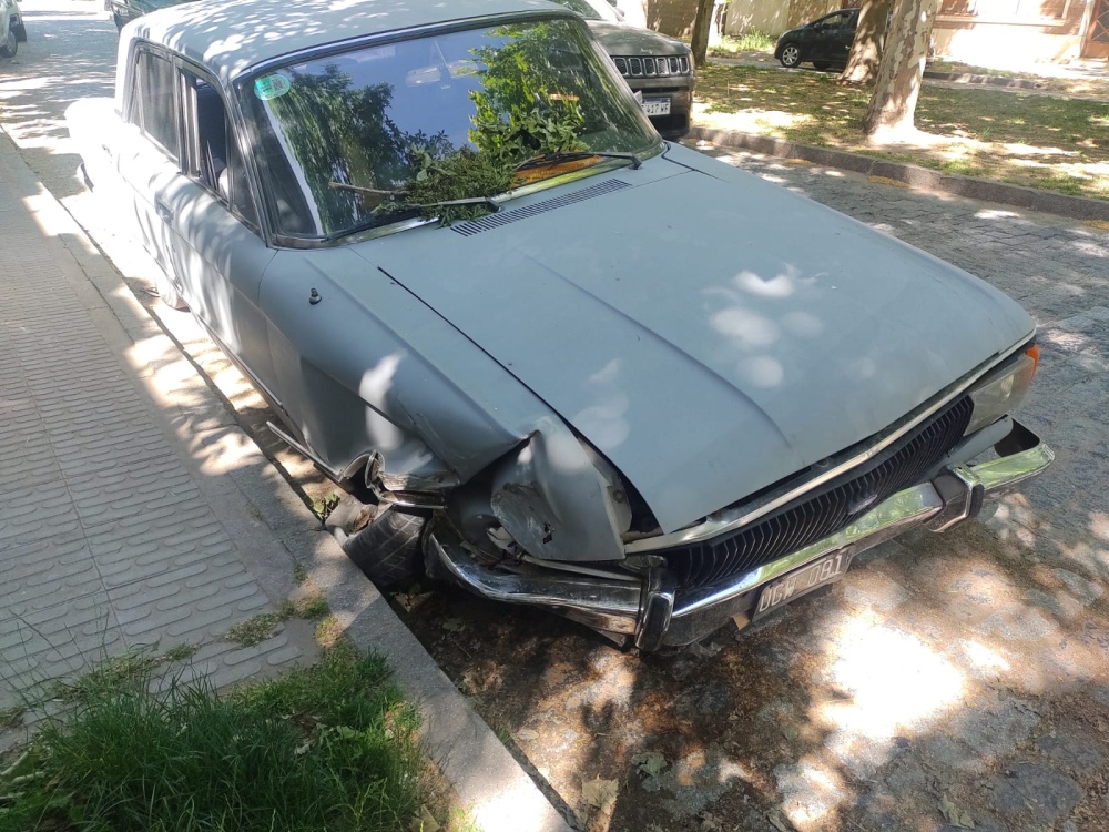 Lo chocaron estacionado y quedó arriba de la vereda