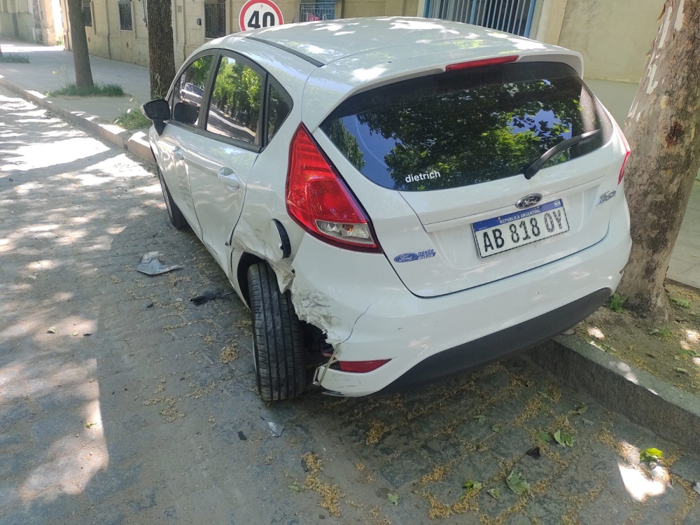 Lo chocaron estacionado y quedó arriba de la vereda