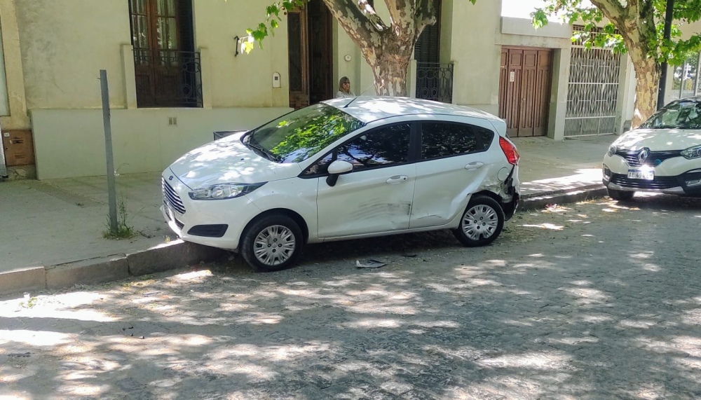 Lo chocaron estacionado y quedó arriba de la vereda