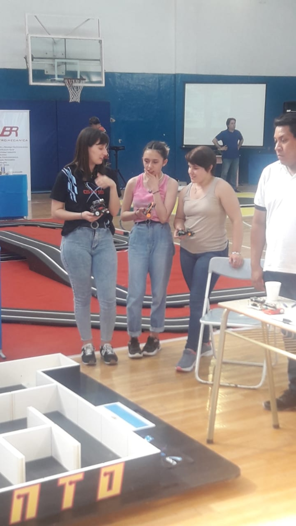 Alumnos de la Escuela Técnica participan de la Competencia Internacional de Robótica