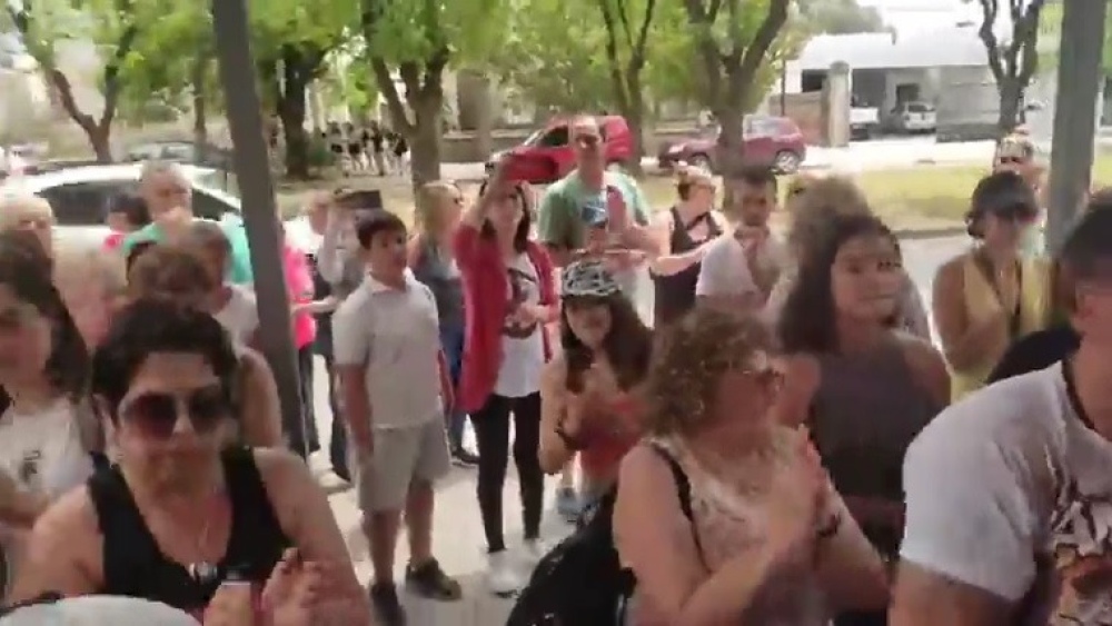 Un grupo de vecinos se manifestó en el colegio La Salle