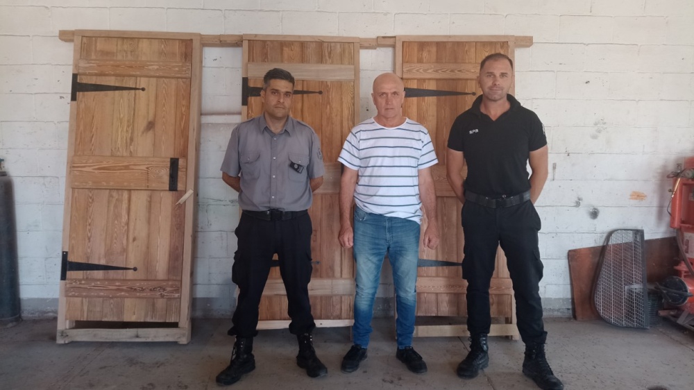 Internos de la Unidad N° 19 restauraron puertas del del Ferrocarril de Saavedra