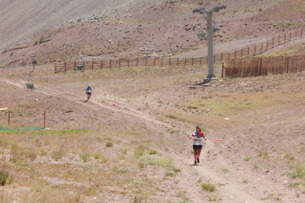 Karina Parada corrió 42 km al pie del Aconcagua