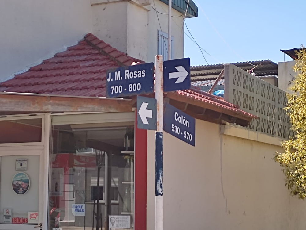 Quejas por el estacionamiento en calle Juan Manuel de Rosas