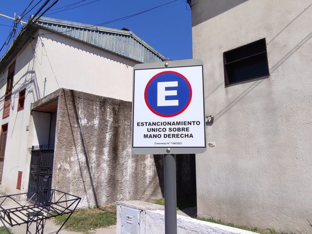 Quejas por el estacionamiento en calle Juan Manuel de Rosas