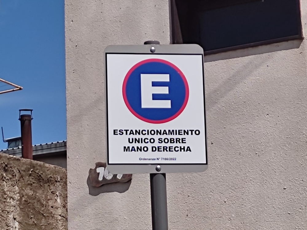 Quejas por el estacionamiento en calle Juan Manuel de Rosas