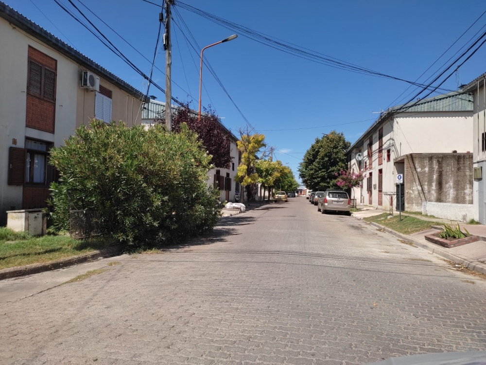 Quejas por el estacionamiento en calle Juan Manuel de Rosas