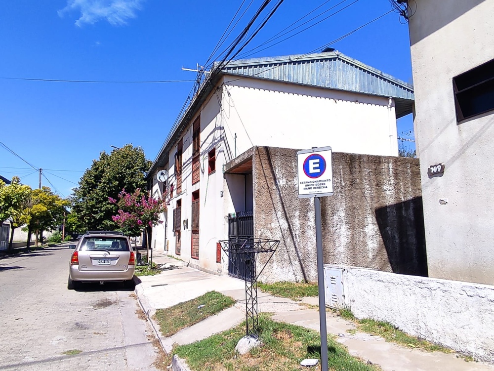 Quejas por el estacionamiento en calle Juan Manuel de Rosas