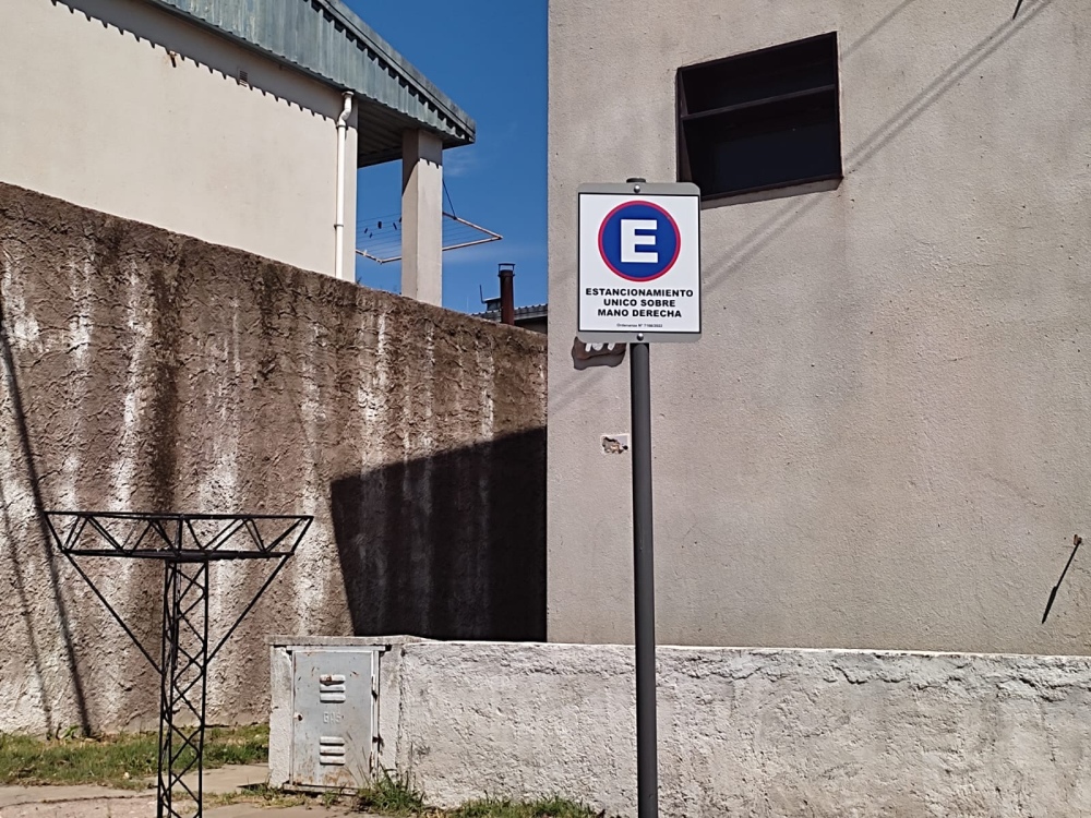 Quejas por el estacionamiento en calle Juan Manuel de Rosas