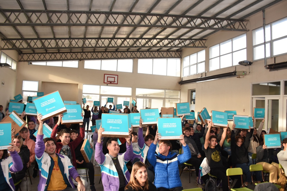 Entrega de Netbooks a estudiantes secundarios