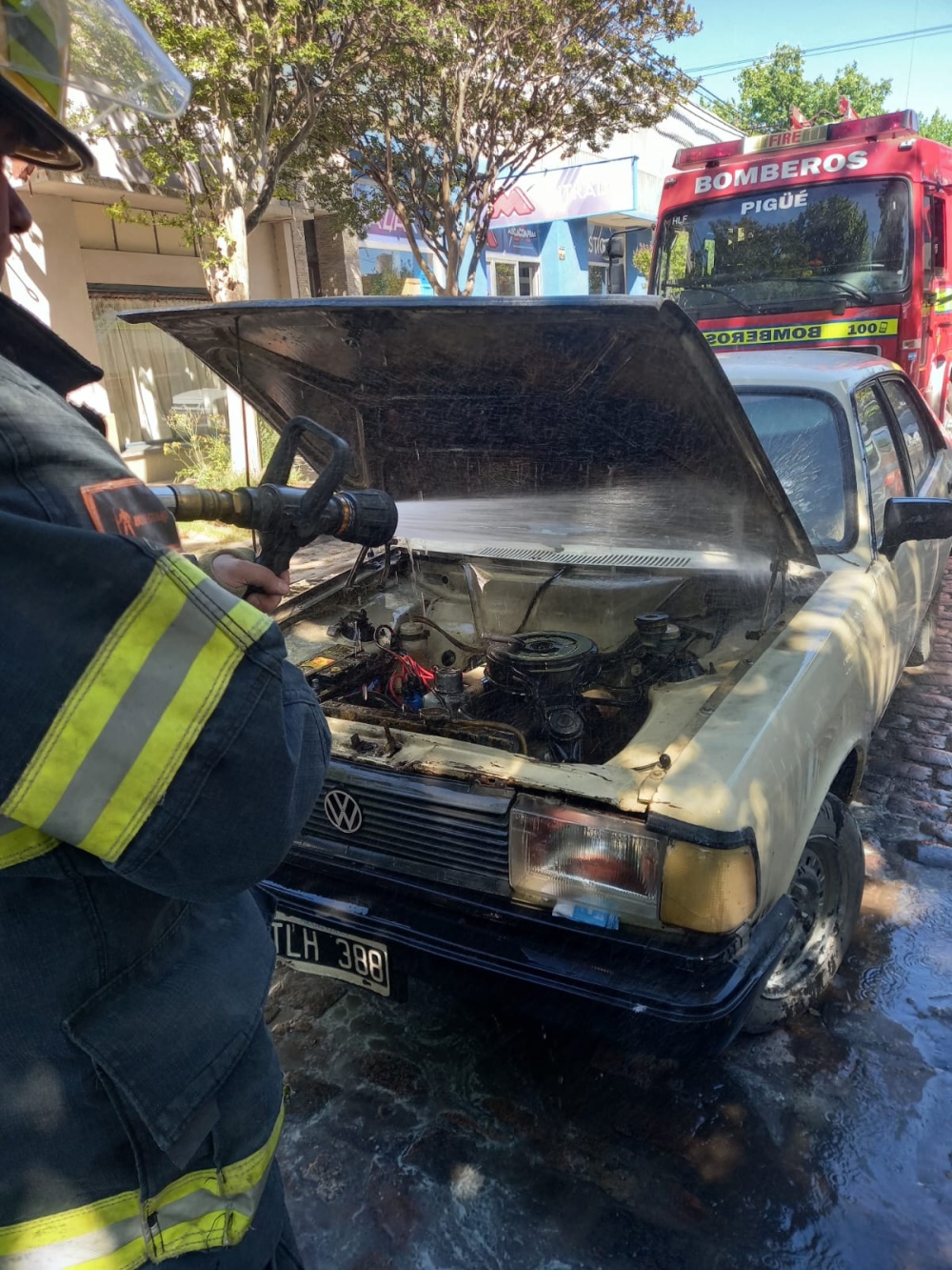 PRINCIPIO DE INCENDIO EN UN AUTO