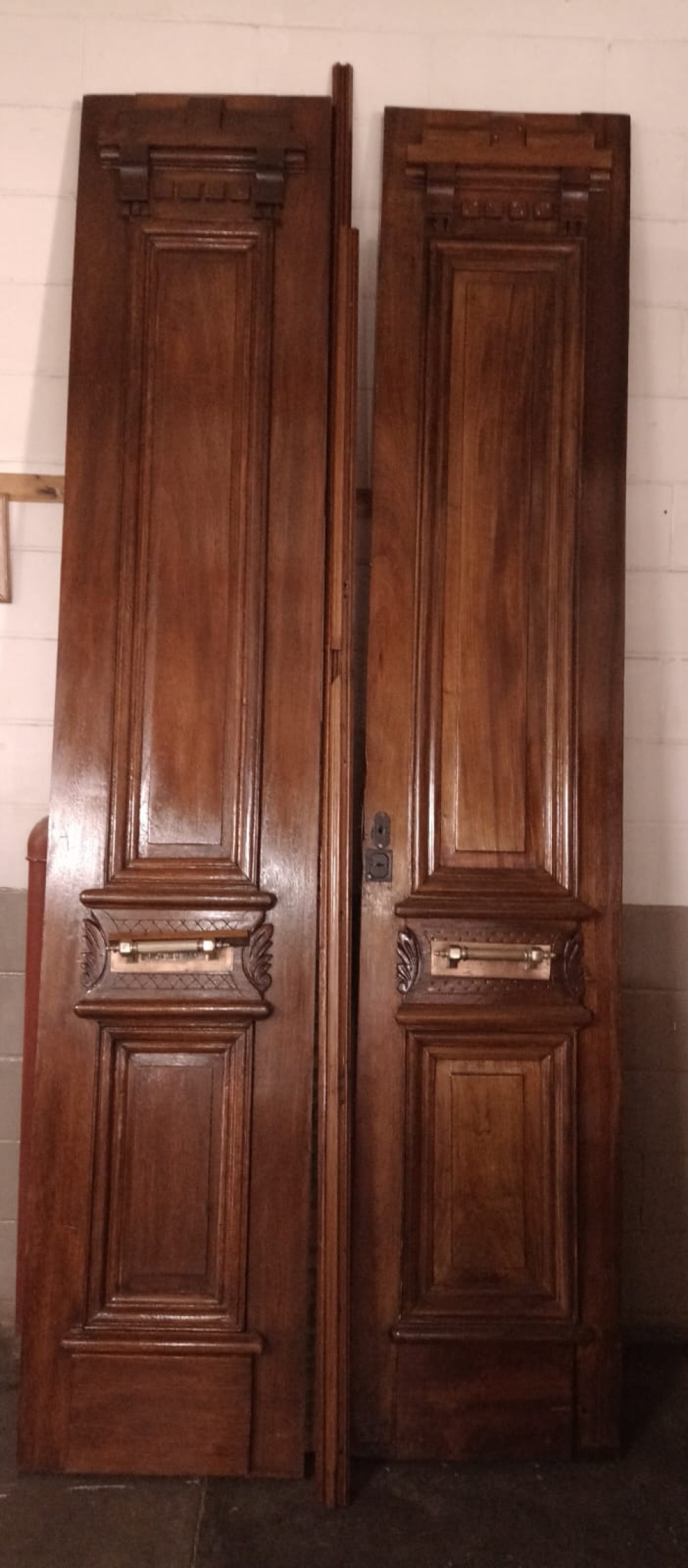 En la cárcel de Saavedra restauraron histórica puerta de madera de la sede municipal