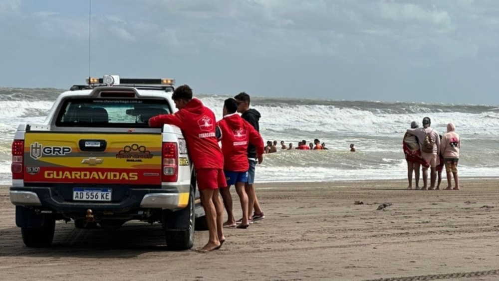 Reanudaron la búsqueda del joven que no pudo salir del mar en Monte Hermoso