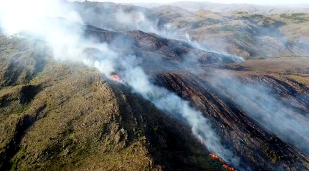 Incendio forestal: Se declaró el fuego contenido en Sierra de la Ventana