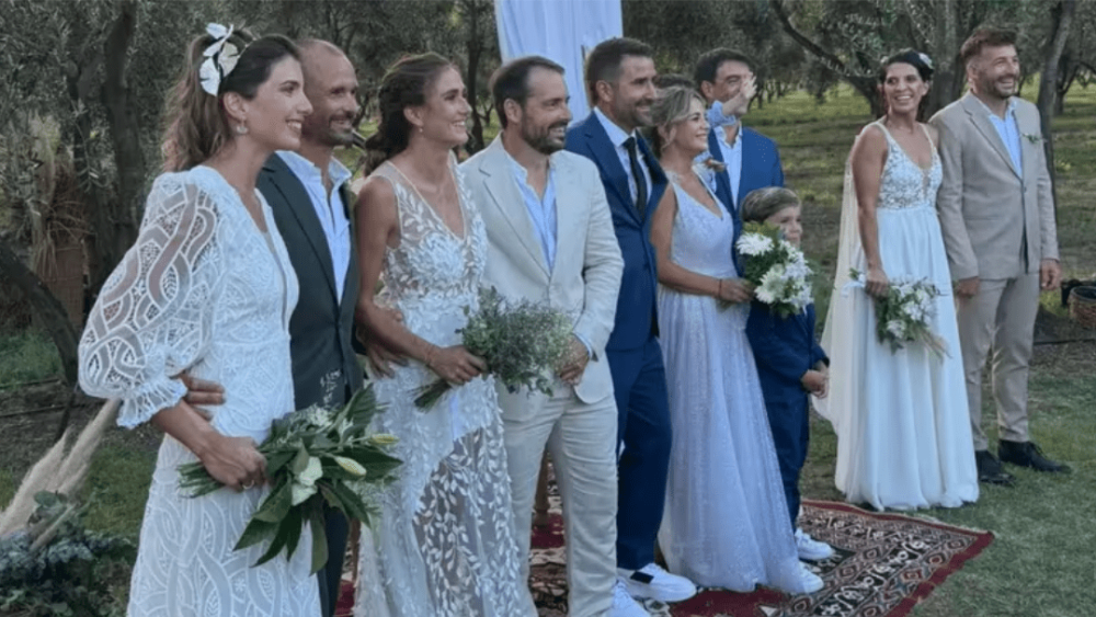 “¿Y si nos casamos todos juntos?”: son ocho amigos de toda la vida y con su boda revolucionaron un pueblo