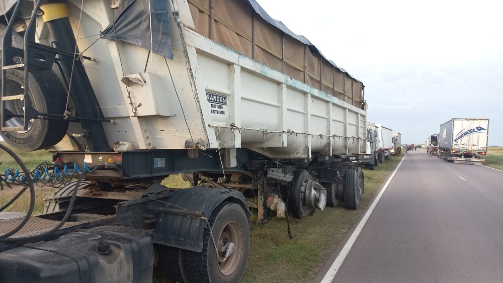 Roce de dos camiones en la Ruta 33