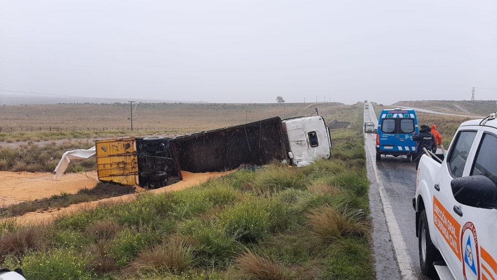 Volcó un camión en la ruta 33