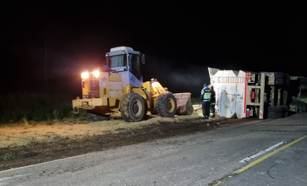 Vuelco de un camión en la Ruta 33 km195