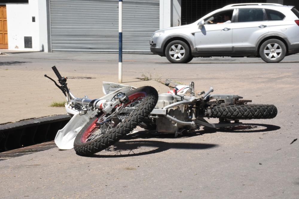 Fuerte choque entre un auto y una moto en Av. Avellaneda