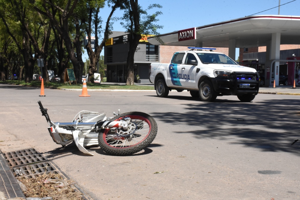Fuerte choque entre un auto y una moto en Av. Avellaneda