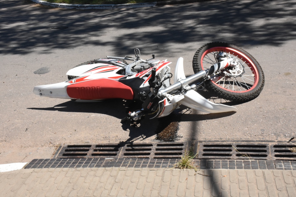 Fuerte choque entre un auto y una moto en Av. Avellaneda