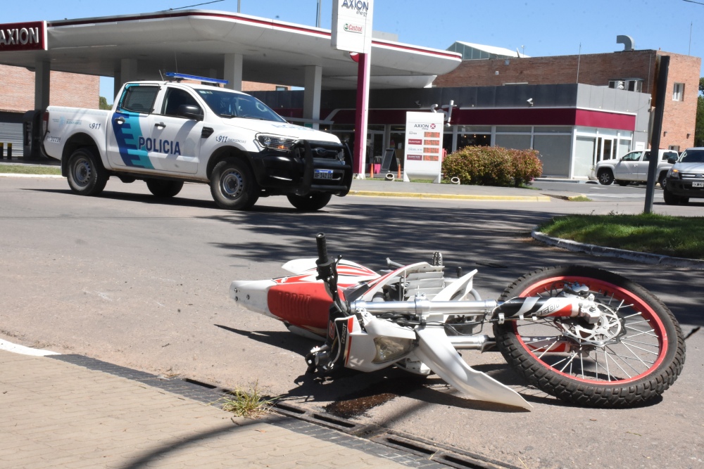Fuerte choque entre un auto y una moto en Av. Avellaneda