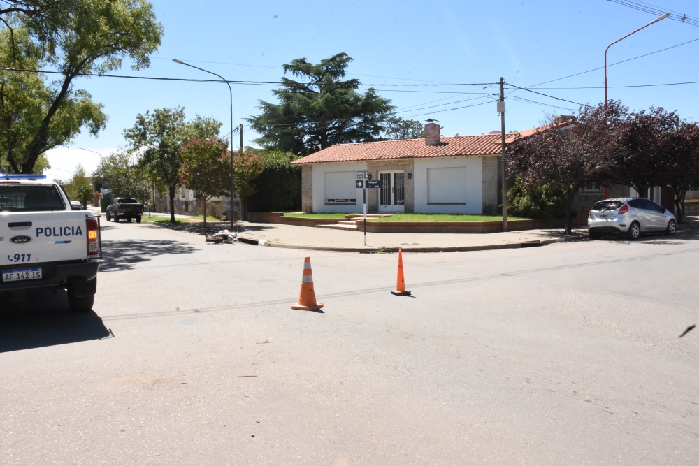 Fuerte choque entre un auto y una moto en Av. Avellaneda