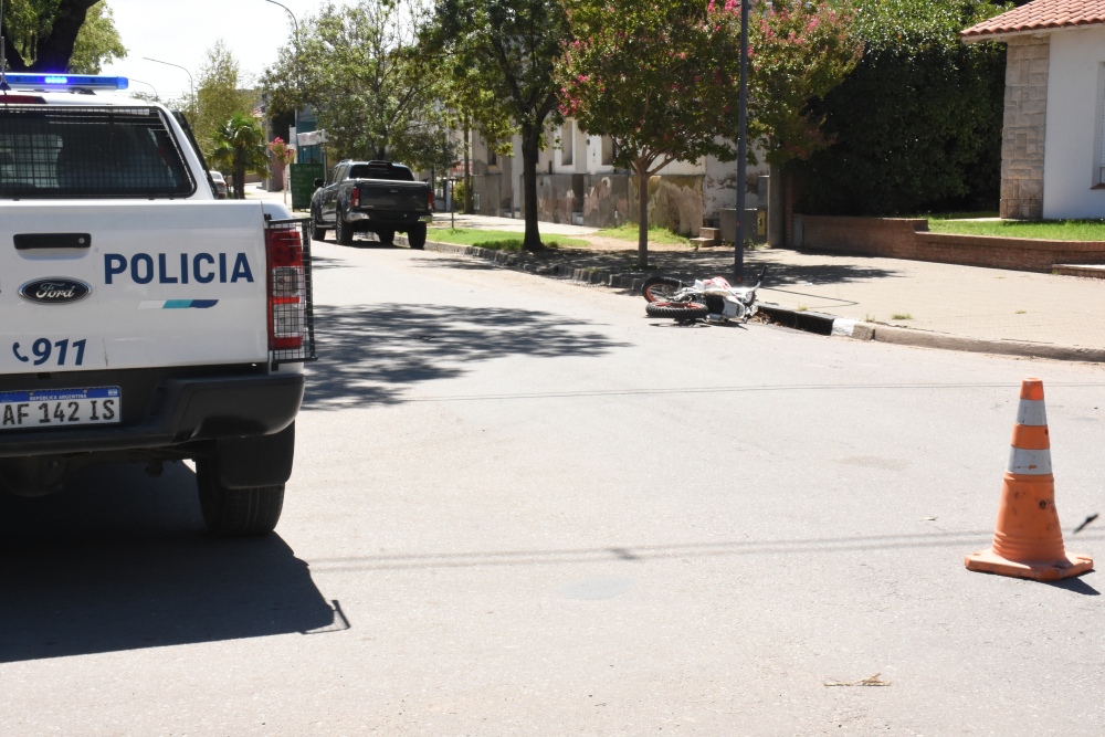 Fuerte choque entre un auto y una moto en Av. Avellaneda