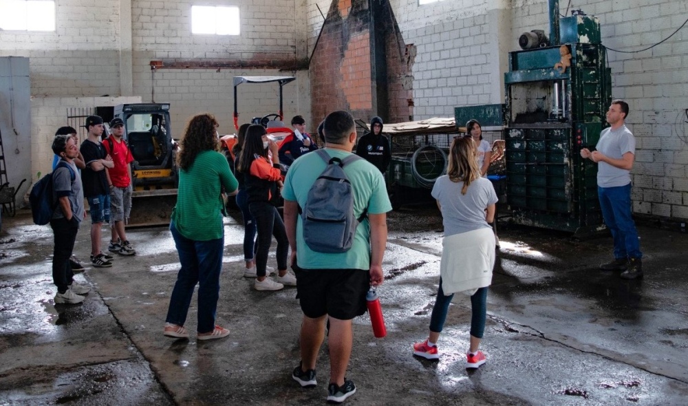 Estudiantes de 2° y 3° año de la Escuela Secundaria N°2 de Pigüé recorrieron la Planta de Tratamiento de Residuos