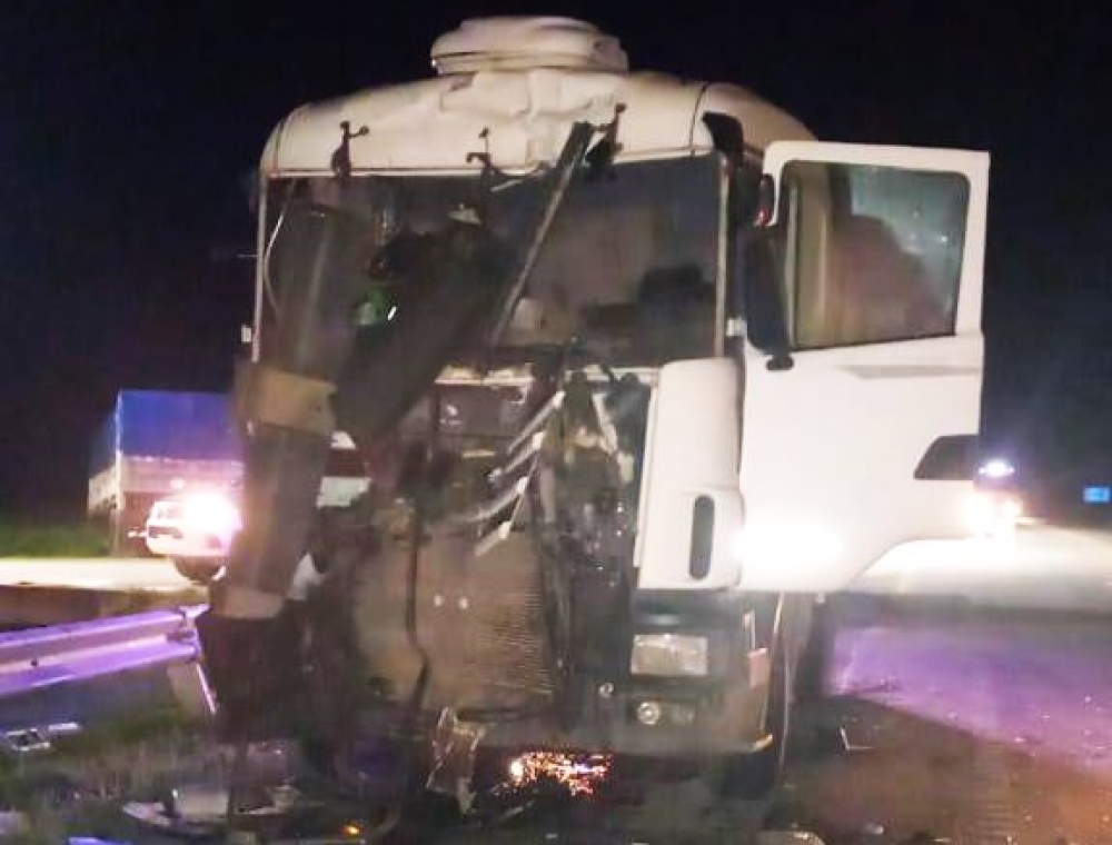 Choque entre dos camiones en Ruta 33: ambos circulaban en la misma dirección