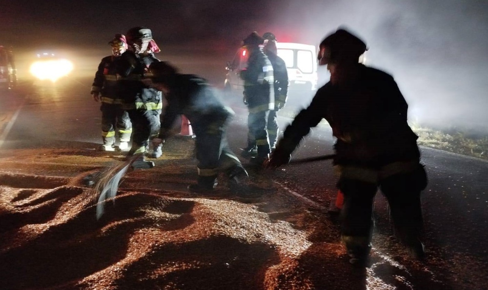 Vuelco de acoplado y derrame de cereal en Ruta 33