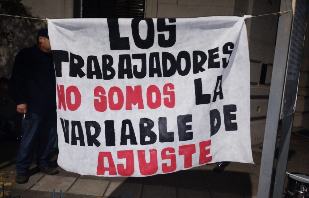 El Palacio Municipal amaneció sitiado por la bronca de los Trabajadores Municipales