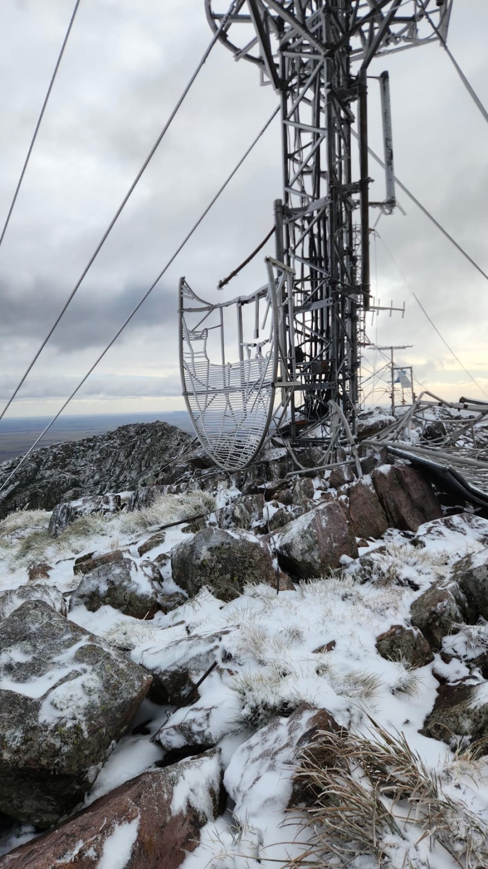Las Sierras de Curamalal se tiñeron de blanco con la llegada del invierno