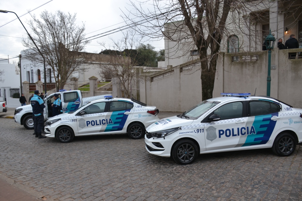 Kicillof visitó Pigüé: entregó ambulancia, patrulleros y firmó escrituras junto al intendente Nebot