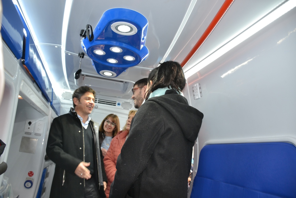 Kicillof visitó Pigüé: entregó ambulancia, patrulleros y firmó escrituras junto al intendente Nebot