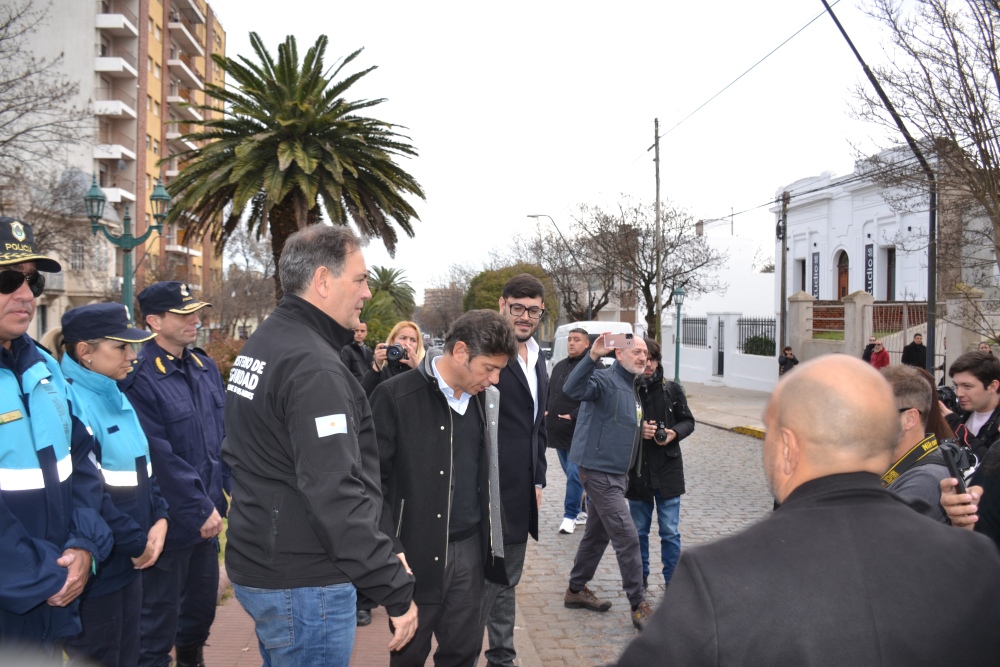 Kicillof visitó Pigüé: entregó ambulancia, patrulleros y firmó escrituras junto al intendente Nebot