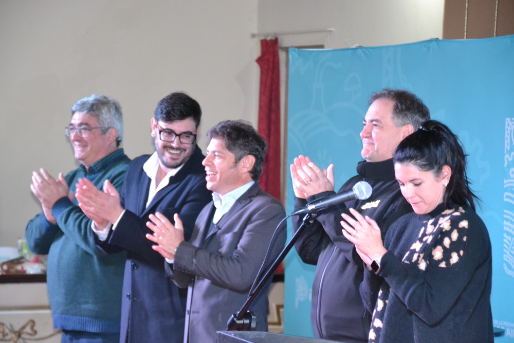 Kicillof visitó Pigüé: entregó ambulancia, patrulleros y firmó escrituras junto al intendente Nebot