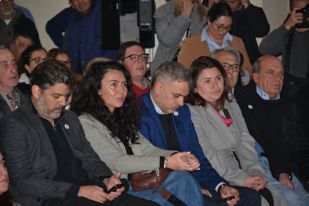 Kicillof visitó Pigüé: entregó ambulancia, patrulleros y firmó escrituras junto al intendente Nebot