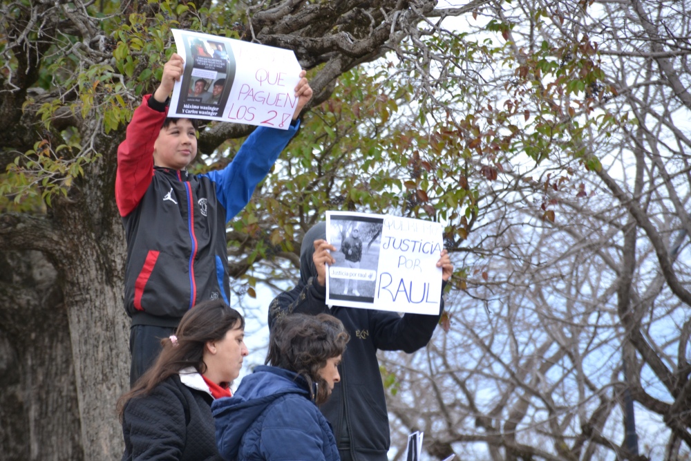 Marcha en Pigüé por justicia para Raúl Barragán terminó con la noticia de la detención de los acusados