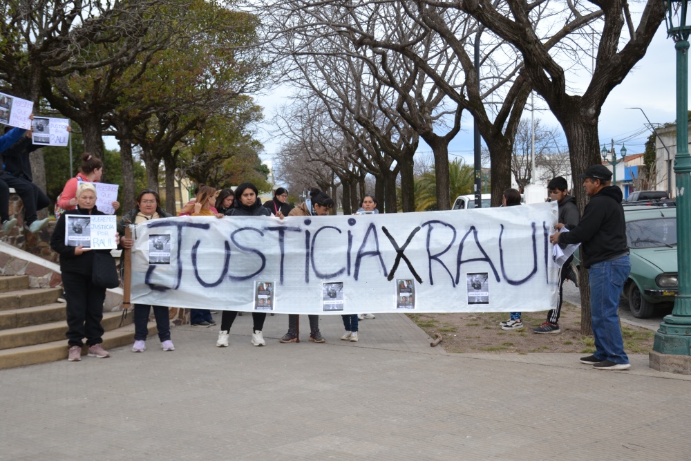 Marcha en Pigüé por justicia para Raúl Barragán terminó con la noticia de la detención de los acusados