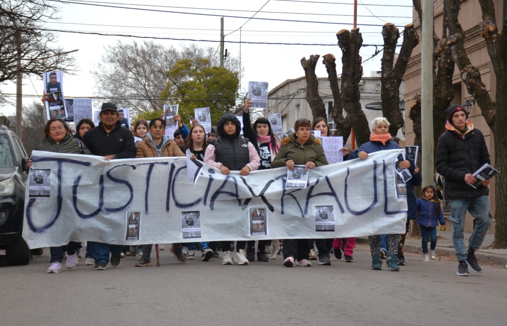 Marcha en Pigüé por justicia para Raúl Barragán terminó con la noticia de la detención de los acusados