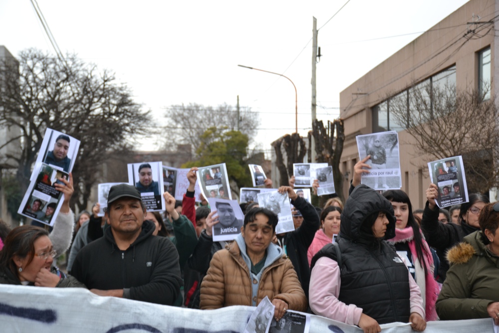 Marcha en Pigüé por justicia para Raúl Barragán terminó con la noticia de la detención de los acusados