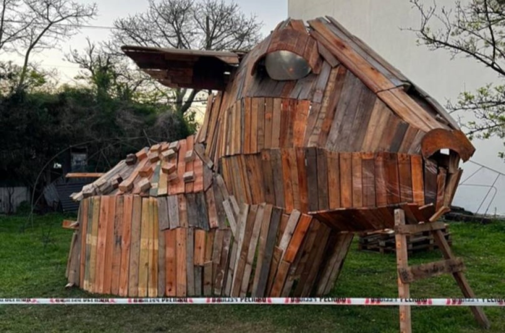 ¿La oveja de Troya?: artista de Pigüé sorprende con una obra gigante única en el mundo