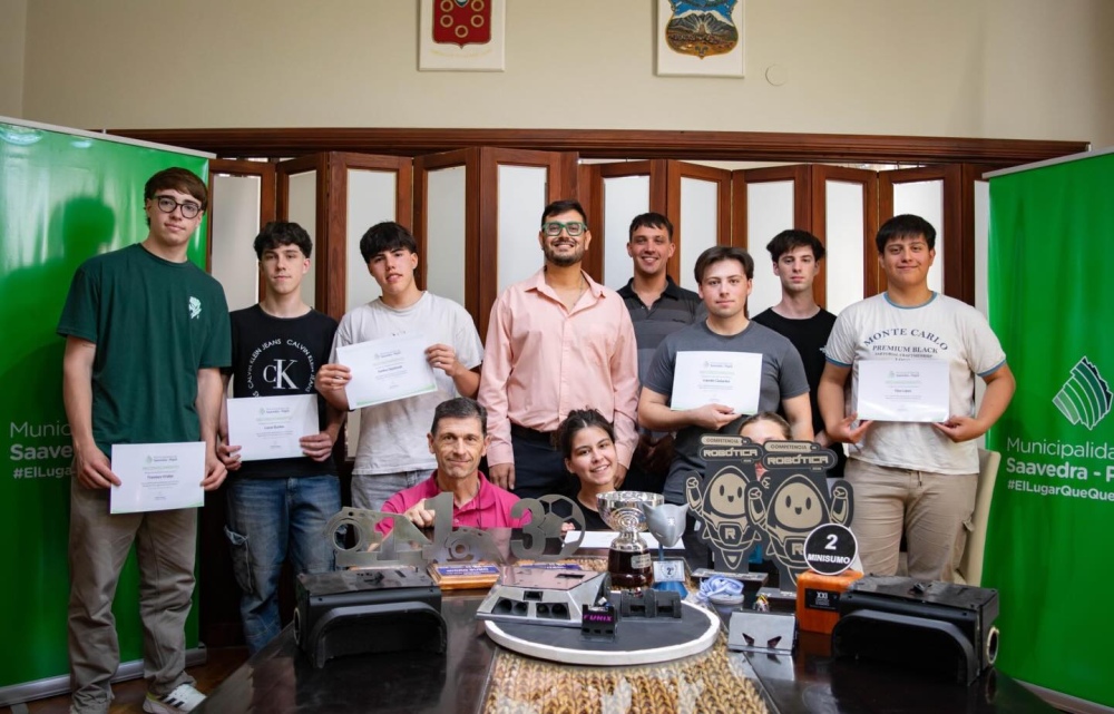 Nebot recibió a los alumnos de la Técnica que se destacaron en la Liga Nacional de Robótica