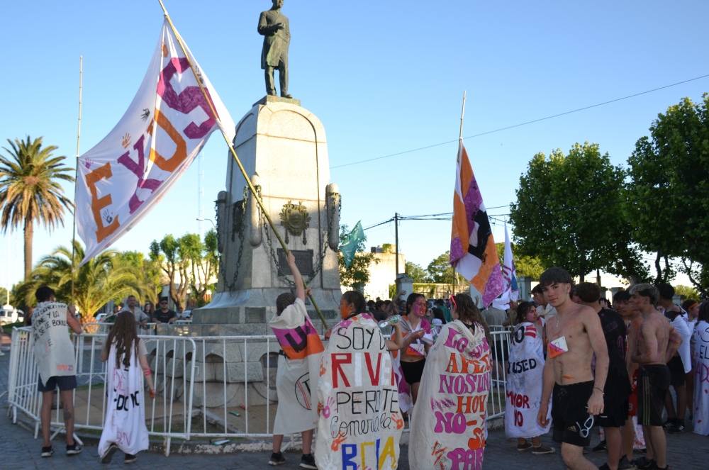 Los estudiantes celebraron la despedida de los sextos años en el monumento a Cabanettes